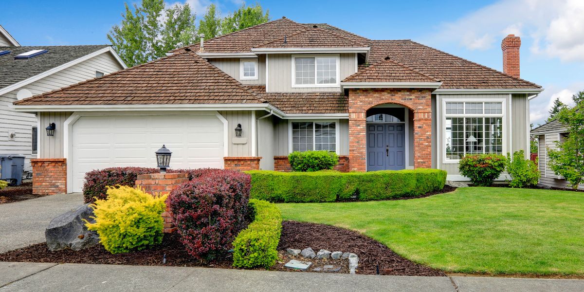 house with nice curb appeal