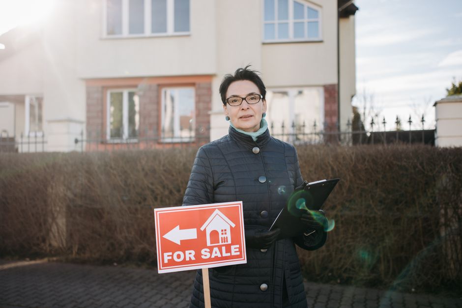 A clean, minimalist shot of a 'For Sale' sign in a manicured lawn, representing the outdated and passive approach to selling a home.