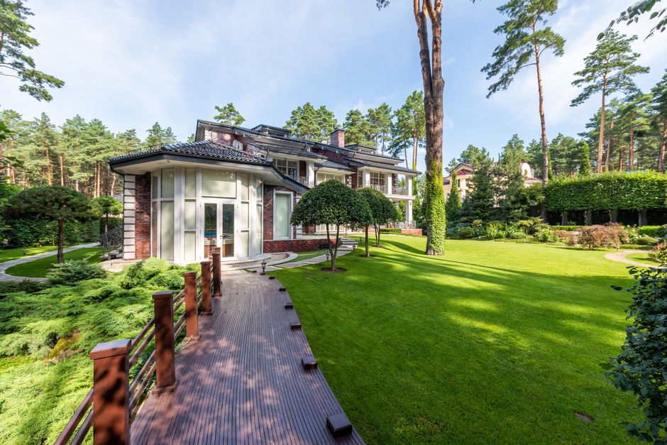 The stunning exterior of a modern luxury home on a bright sunny day, representing the successful, top-dollar sale homeowners in the Tri-Cities aspire to.